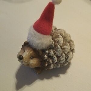 Porcupine statue wearing Santa hat. 79SC.25